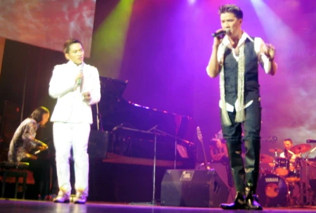 Tùng Dương và Đàm Vĩnh Hưng trong bài Đợi. Tùng Dương và Đàm Vĩnh Hưng trong bài Đợi.