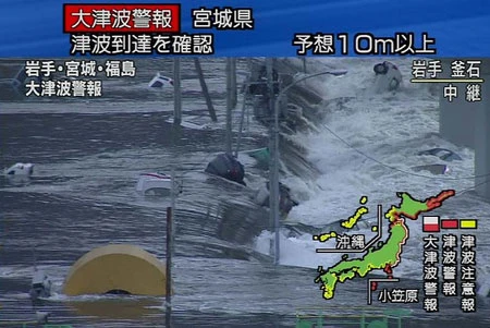 Hàng loạt nhà cửa, xe cộ bị sóng thần cuốn trôi tại Nhật ảnh 2