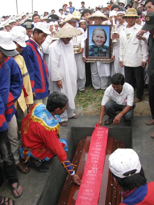 Tiễn đưa mẹ Thứ về với đất trời ảnh 19