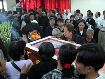 Thân nhân, đồng chí, những người dân Sài Gòn, những bệnh nhân của BV Thống Nhất đến thăm ông lần cuối.