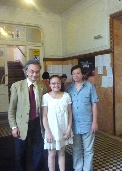 Nữ sinh 14 tuổi Trà Mi khiến giám khảo châu Âu kinh ngạc ảnh 1