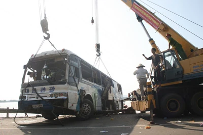 Tường thuật trực tiếp vụ trục vớt xe khách- Phần 3: Tìm thấy 14 thi thể, còn 6 nạn nhân mất tích ảnh 4