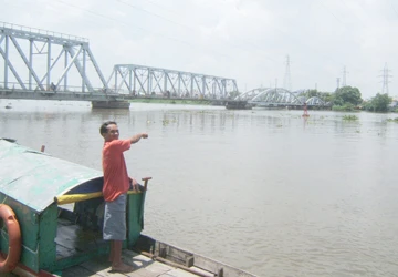 Cứu người nhảy sông tự vẫn vì thua độ bóng đá ảnh 1