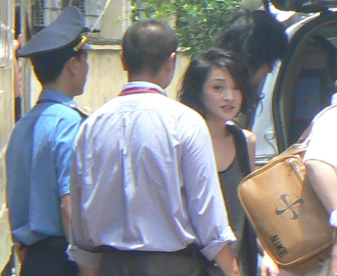 Gương mặt tươi tắn và trang điểm rất nhẹ.