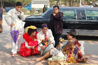 Nghệ sĩ Quốc Anh (phải) trong một cảnh diễn của vở "Tiền ơi".