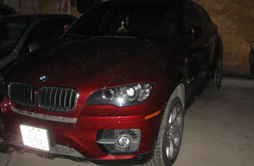 Xe BMW X6 kéo xe máy đang cháy trên đường ảnh 2