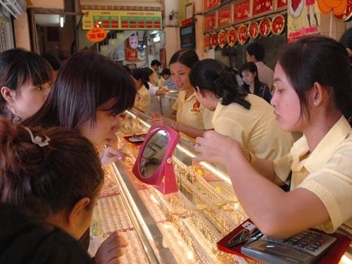 Giá vàng vọt tăng mạnh ảnh 1