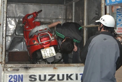 Hà Nội: Xe Attila lại bốc cháy giữa phố ảnh 1