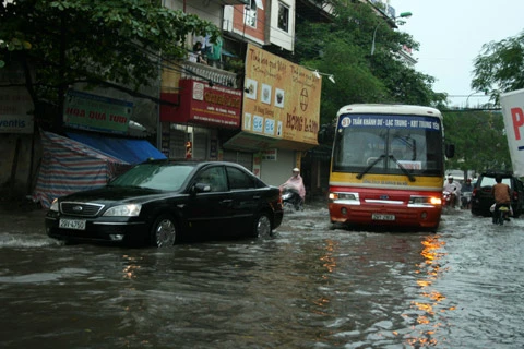 Hà Nội ngập trong cơn mưa lớn nhất từ đầu năm ảnh 2