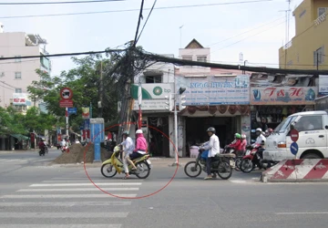 Xe vẫn leo lề ảnh 3