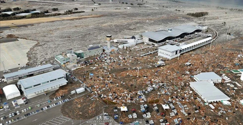 Sóng thần phá hủy sân bay Sendai, Miyagi.