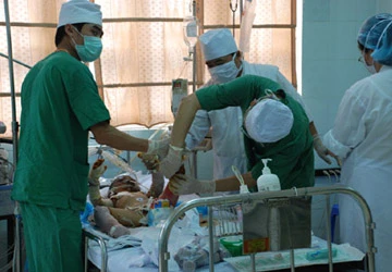 Cháu bé ba tuổi bị cha đốt phải tháo ngón tay ảnh 1