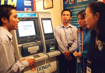 Làm lại hơn 17 triệu thẻ ATM ảnh 1