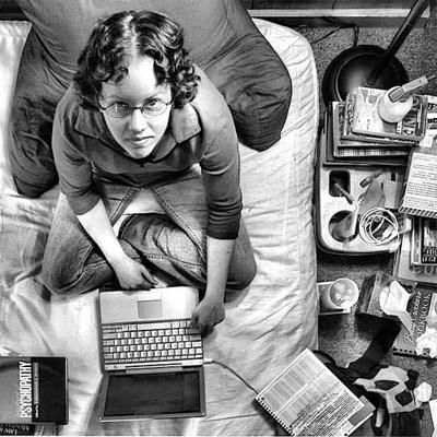 Chụp nhìn từ trên xuống. Ảnh: Digital Photography School.