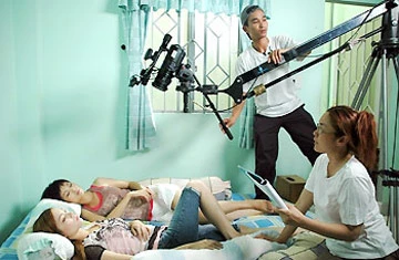 Đạo diễn Hồng Ngân (ngoài cùng, bên phải) đang chỉ đạo diễn xuất một cảnh quay trong "Tôi là ngôi sao" - Ảnh nghệ sĩ cung cấp