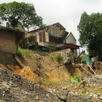 Quảng Ninh: Than thổ phỉ “nuốt” nhà dân - Bài 2: Sự nổi giận của “thổ địa” ảnh 2