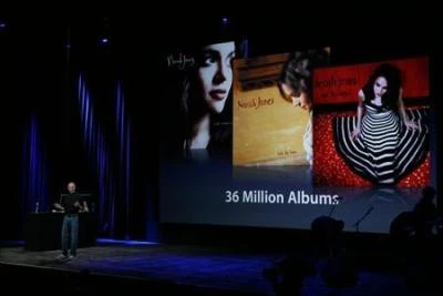 Steven Jobs giới thiệu kho nhạc trên iTunes, bao gồm cả những album của Norah Jones.