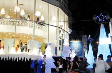 Trang trí Noel tại Trung tâm thương mại Vincom (Hà Nội).