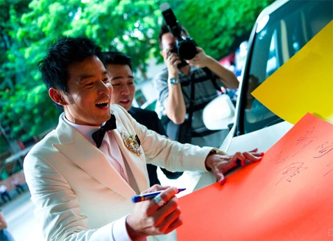 Chú rể viết chữ lưu niệm.