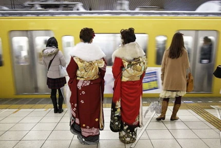 Thiếu nữ Nhật Bản dự lễ trưởng thành dưới mưa tuyết ảnh 5