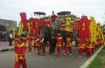 Uy nghiêm lễ nhập điện Hoàng đế Quang Trung và văn thần, võ tướng. Ảnh: V.LỰC