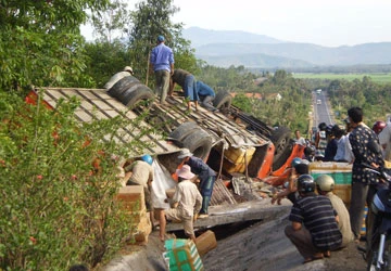 Phú Yên: Xe khách lật trên đèo Quán Cau ảnh 1