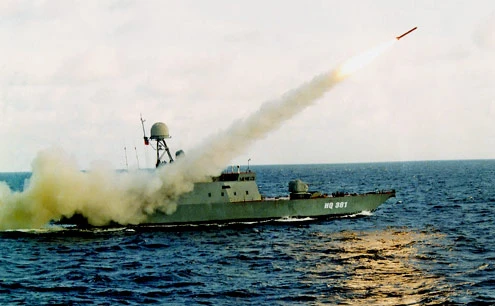 Tàu tên lửa tập luyện bắn đạn thật trên biển.