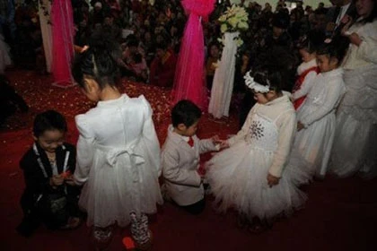 Đột nhập "đám cưới" tập thể của trẻ em ảnh 2