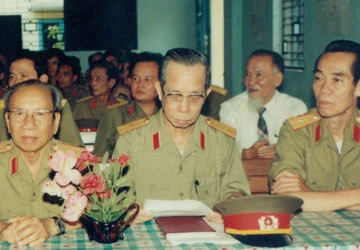 Phía sau người anh hùng - Bài 1: Tháo hoa tai cho chồng cưới vợ kế ảnh 1