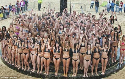 Hàng trăm nam nữ lập kỷ lục thế giới về tắm chung ảnh 1