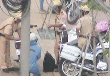 Vi phạm, cô gái quỳ gối van xin CSGT ảnh 1