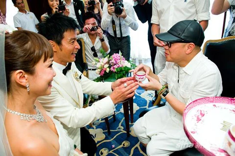 Văn Phương - Minh Thuận dâng trà cho người trên.