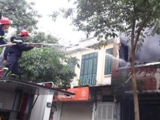 Hỏa hoạn lớn tại cửa hàng áo cưới ảnh 1