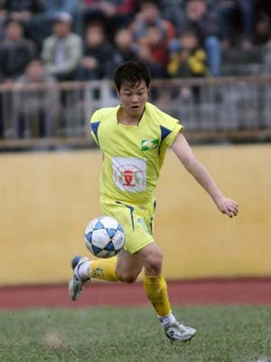 Văn Quyến trong trận SLNA gặp Huda Huế ở Cúp Quốc gia 2009. (Ảnh: VSI).