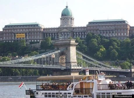 Người Hungary đã cất công xây dựng lại lâu đài Buda từ đống đổ nát sau khi nó bị tàn phá trong Thế chiến II. Ảnh: Wikicommons.