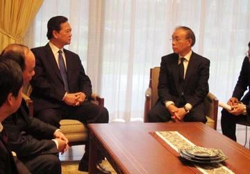 Thủ tướng Nguyễn Tấn Dũng ký sổ tang và chia buồn ảnh 1