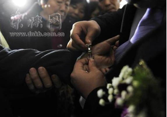 Đám cưới trong đám tang ảnh 2