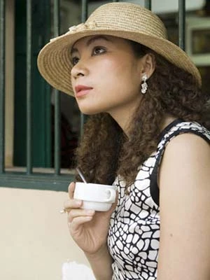 Di Li tên thật là Nguyễn Diệu Linh, sinh năm 1978, tác giả của hai tập truyện ngắn Tầng thứ nhất, Điệu Valse địa ngục và tiểu thuyết Trại hoa đỏ. (Ảnh nhân vật cung cấp). Di Li tên thật là Nguyễn Diệu Linh, sinh năm 1978, tác giả của hai tập truyện ngắn Tầng thứ nhất, Điệu Valse địa ngục và tiểu thuyết Trại hoa đỏ. (Ảnh nhân vật cung cấp).