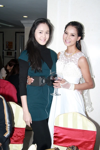 Chân dài Dương Thị Dung bất ngờ lên xe hoa ảnh 2