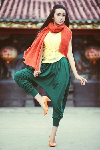 Bảo Trân 'nghịch' với váy áo sắc màu ảnh 4