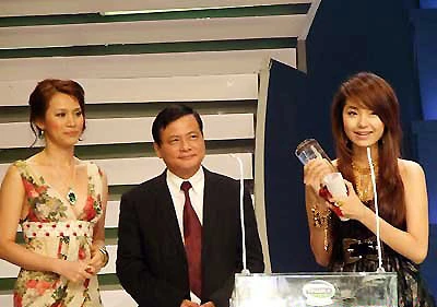 Váy của Minh Hằng bán được 26 triệu ảnh 2