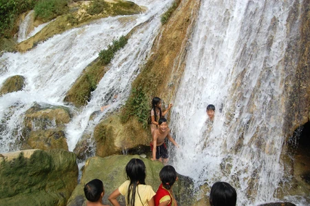 Ngắm trẻ vùng cao vẫy vùng trong dòng suối mát ảnh 1