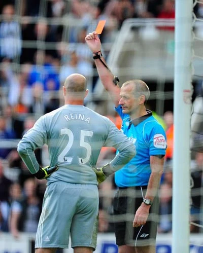 Kenny Dalglish mắng Reina bị điên ảnh 2