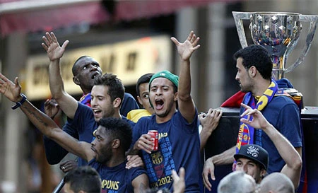 Barcelona ăn mừng chức vô địch La Liga thứ 22 trong lịch sử ảnh 3