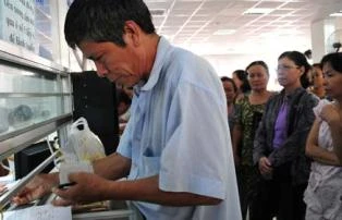 Bảo hiểm y tế: Đẩy bệnh nhân về quận, huyện ảnh 1