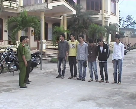 Côn đồ “chơi” mã tấu ảnh 1