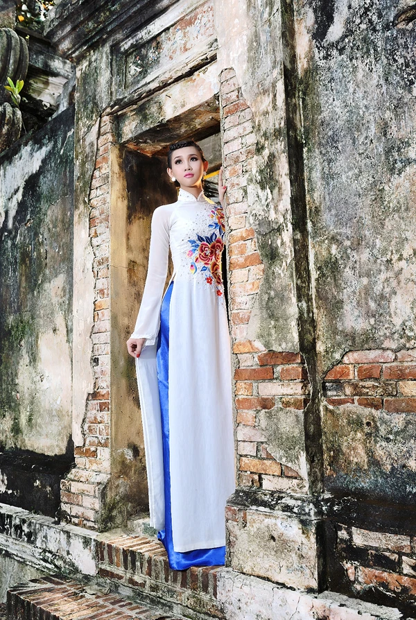 Thanh Trúc tư lự bên cổng đình ảnh 5