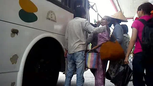 Côn đồ bến xe miền Tây nhốt người để trấn lột ảnh 1 Côn đồ bến xe miền Tây nhốt người để trấn lột ảnh 1