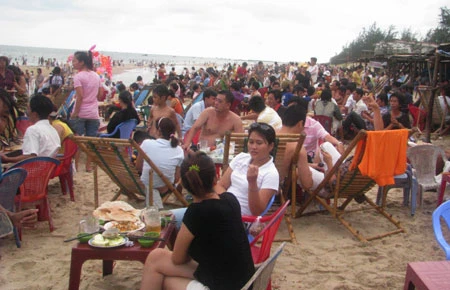 Các bãi biển ngày lễ “hút” khách nhí ảnh 2