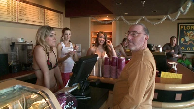 Quán cà phê toàn nữ nhân viên mặc bikini ảnh 5